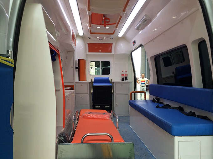 福特V348長(zhǎng)軸超人高頂監(jiān)護(hù)型救護(hù)車 福特V348長(zhǎng)軸超人高頂監(jiān)護(hù)型救護(hù)車