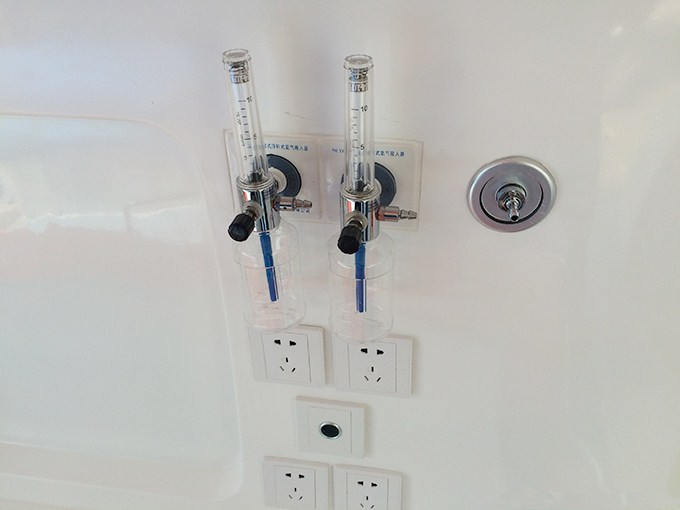 福特V348長(zhǎng)軸超人高頂監(jiān)護(hù)型救護(hù)車 福特V348長(zhǎng)軸超人高頂監(jiān)護(hù)型救護(hù)車